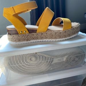 Sodas platform sandals! size 9 in great condition!